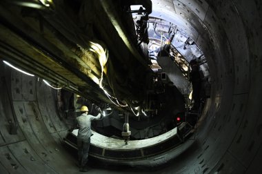 中鐵七局西安公司的建筑工人在太超微粉碎機原市軌道交通2號線緝虎營站施工現場作業